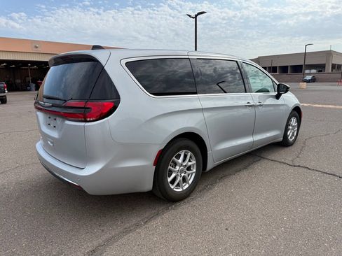 Used 2024 Chrysler Pacifica Touring-L FWD image 5