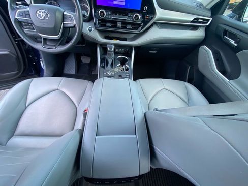 Used 2024 Toyota Highlander XLE AWD/4WD image 11