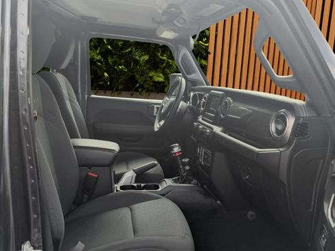 Used 2018 Jeep Wrangler Unlimited Sahara AWD/4WD image 11