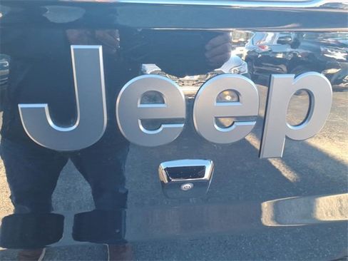 Used 2023 Jeep Gladiator Willys image 2