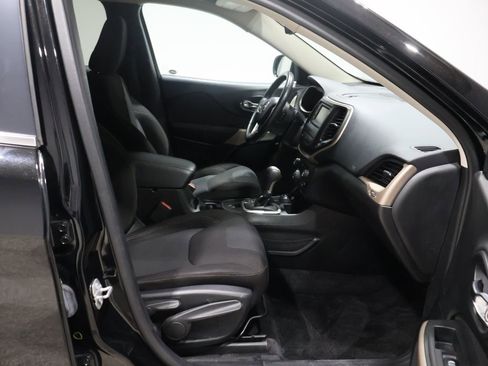 Used 2018 Jeep Cherokee Latitude w/ Cold Weather Group image 22