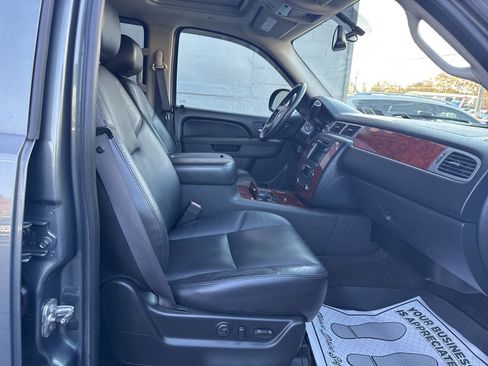 Used 2011 Chevrolet Avalanche LTZ image 25