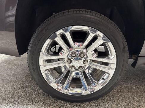 Used 2017 Chevrolet Suburban LT AWD/4WD image 24