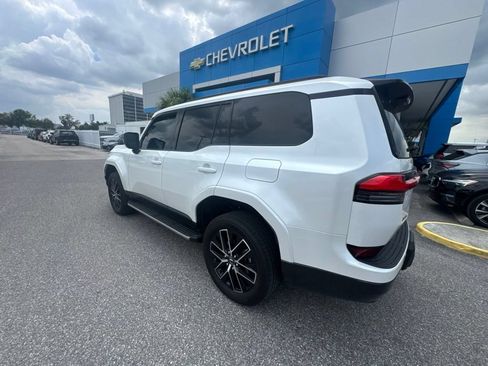 Used 2024 Lexus GX 550 w/ Accessory Package (2T) AWD/4WD image 3