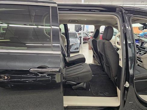 Used 2017 Chrysler Pacifica Touring w/ Tire & Wheel Group image 31