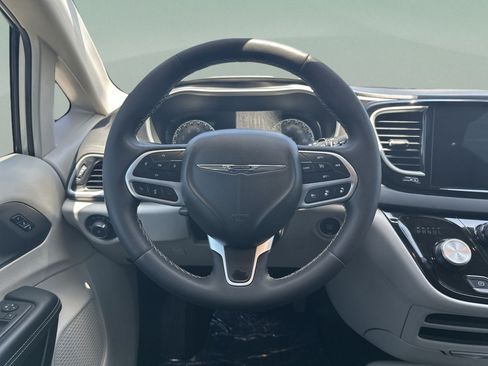 Certified 2024 Chrysler Pacifica Touring-L FWD image 28