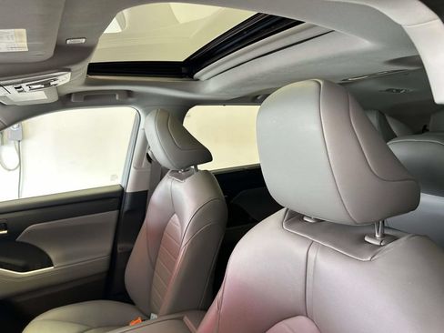 Used 2023 Toyota Highlander XLE FWD image 14