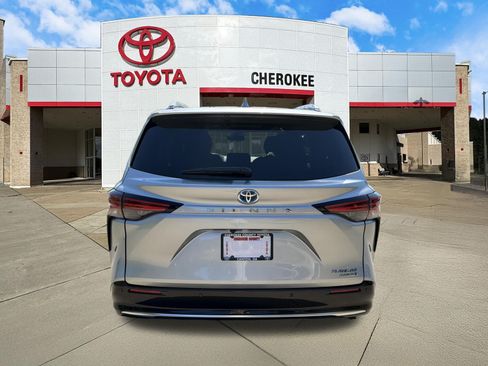 Used 2021 Toyota Sienna Platinum FWD image 6