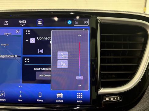 Used 2023 Chrysler Pacifica Limited FWD image 9