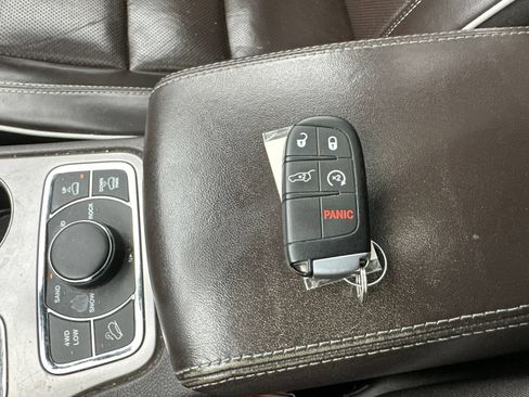 Used 2019 Jeep Grand Cherokee Overland AWD/4WD image 8