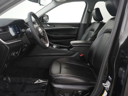 Used 2023 Jeep Grand Cherokee Limited w/ Luxury Tech Group II AWD/4WD image 24