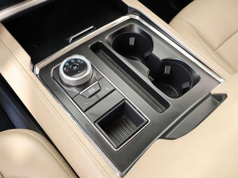 Used 2024 Ford Expedition Max XLT image 9