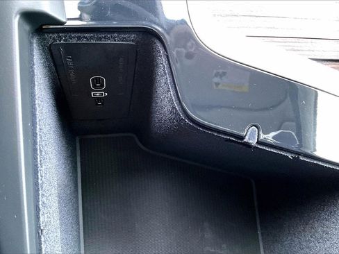 Certified 2023 Volvo XC60 B6 Ultimate w/ Climate Package image 16