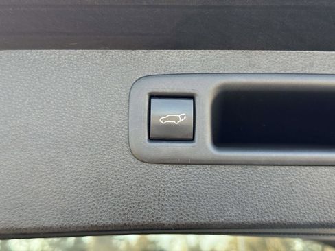 Used 2021 Toyota Highlander XLE image 7