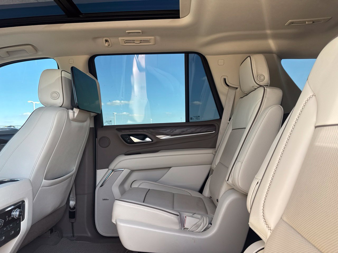 Used 2021 GMC Yukon Denali w/ LPO, Illumination Package AWD/4WD image 46