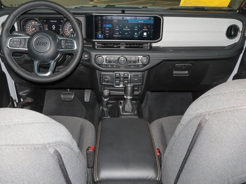 Used 2026 Jeep Wrangler Unlimited Sahara AWD/4WD image 10