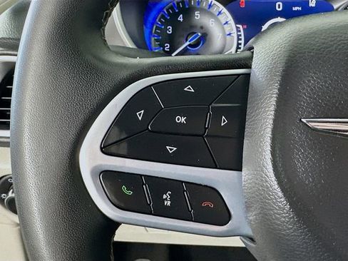 Used 2023 Chrysler Pacifica Touring-L FWD image 10