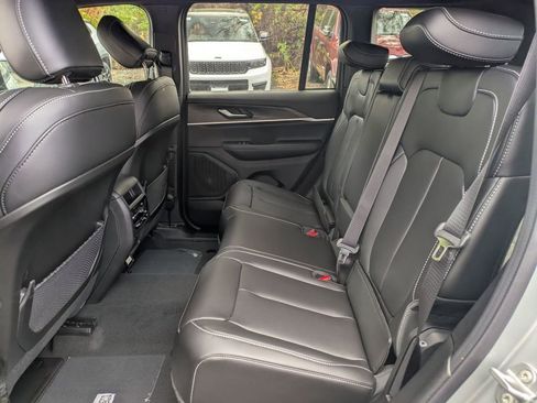 New 2025 Jeep Grand Cherokee Limited image 24