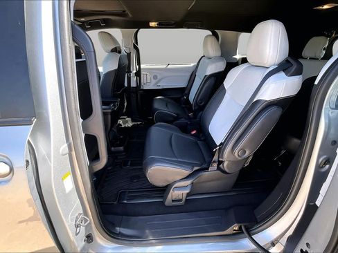 Used 2025 Toyota Sienna XSE FWD image 21