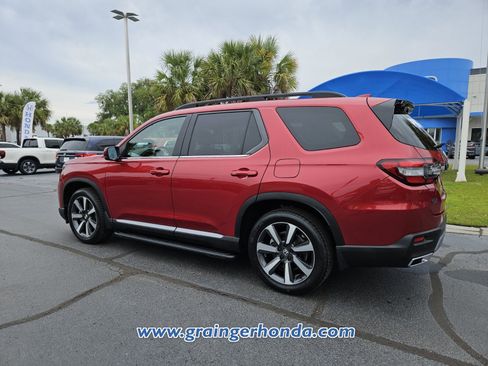 Certified 2023 Honda Pilot Touring image 3