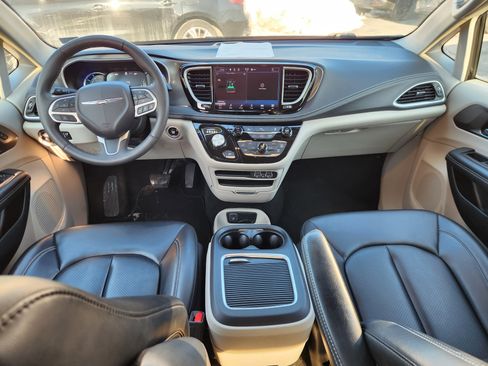 Used 2023 Chrysler Pacifica Touring-L image 8