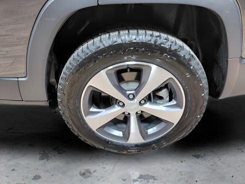 Used 2022 Jeep Cherokee Limited AWD/4WD image 12
