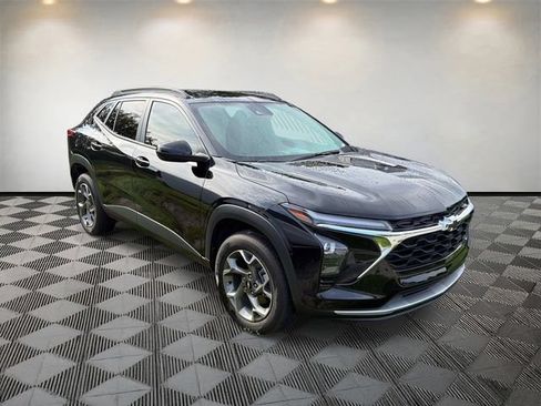 Used 2024 Chevrolet Trax LT w/ Driver Confidence Package FWD image 3