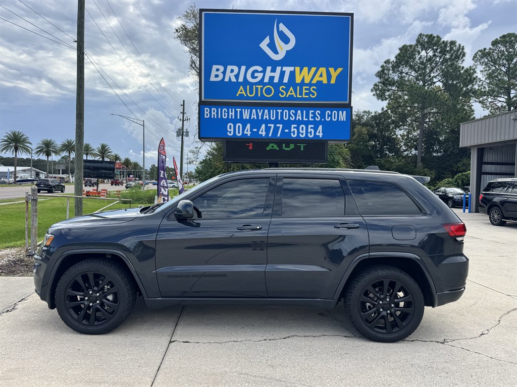 Used 2017 Jeep Grand Cherokee Altitude RWD image 2