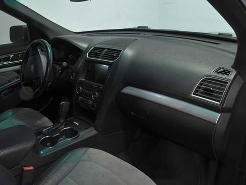 Used 2017 Ford Explorer XLT w/ Equipment Group 202A FWD image 13