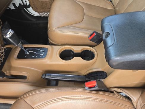 Used 2015 Jeep Wrangler Unlimited Rubicon w/ Connectivity Group AWD/4WD image 18