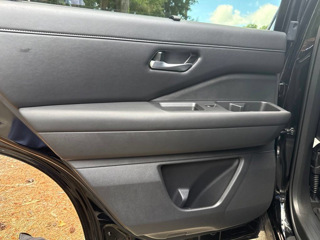 Used 2023 Nissan Pathfinder SL AWD/4WD image 32