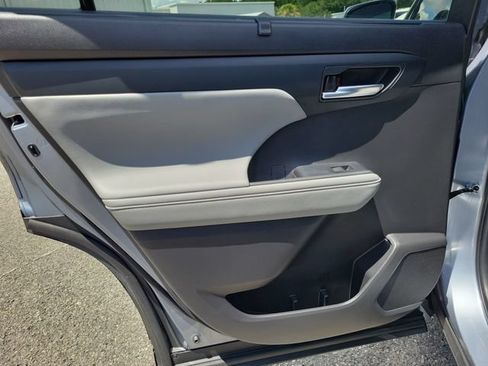 Used 2024 Toyota Highlander XLE FWD image 16