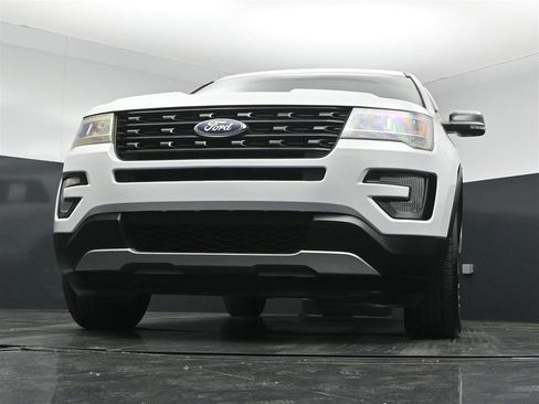 Used 2017 Ford Explorer XLT w/ Equipment Group 201A AWD/4WD image 28