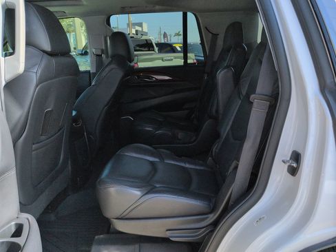 Used 2018 Cadillac Escalade Luxury RWD image 14