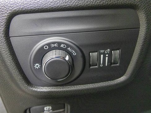 New 2025 Jeep Grand Cherokee Altitude image 18