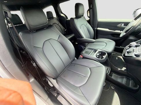 New 2027 Chrysler Pacifica Select FWD image 30