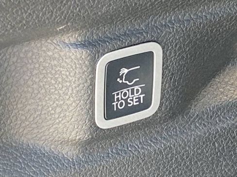 Used 2024 Jeep Grand Cherokee Overland AWD/4WD image 7