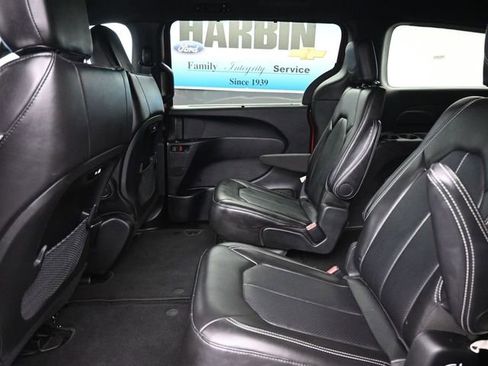 Used 2025 Chrysler Pacifica Select image 11