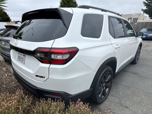 Used 2025 Honda Pilot Sport image 5
