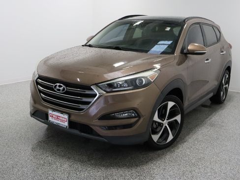 Used 2016 Hyundai Tucson Limited w/ Option Group 03 FWD image 2