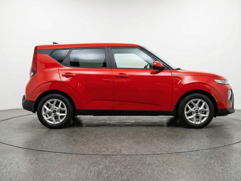 Used 2025 Kia Soul LX w/ LX Technology Package FWD image 11