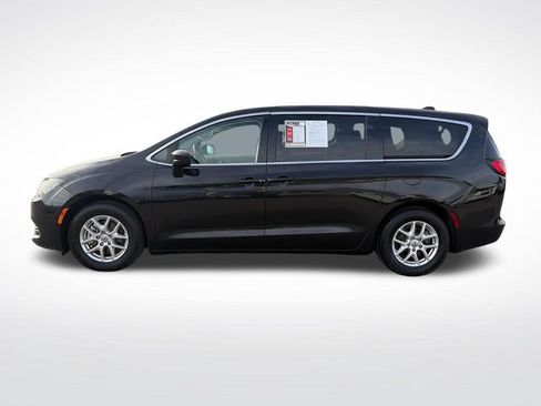 Used 2022 Chrysler Voyager LX FWD image 3