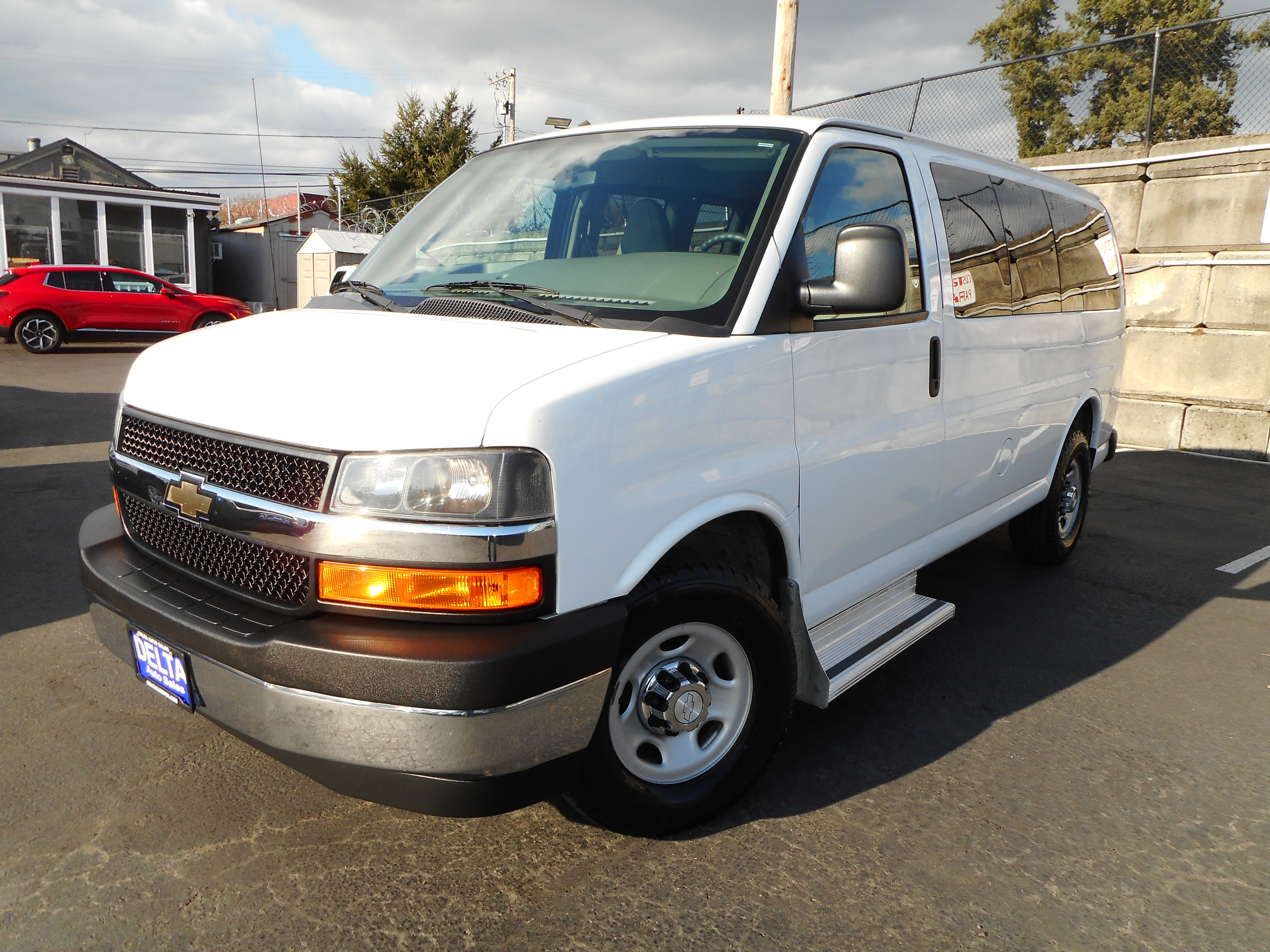 Used 2017 Chevrolet Express 3500 LT w/ LT Preferred Equipment Group RWD image 3