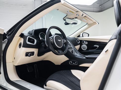 Used 2020 Aston Martin DB11 Volante image 29