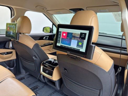 Used 2024 Kia Carnival EX image 35