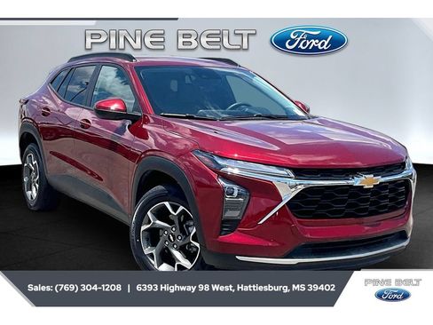 Used 2024 Chevrolet Trax LT FWD image 1