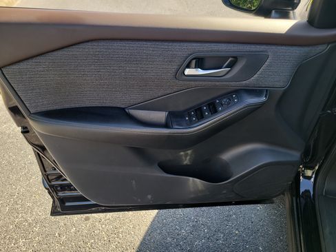 Used 2023 Nissan Rogue SV FWD image 16
