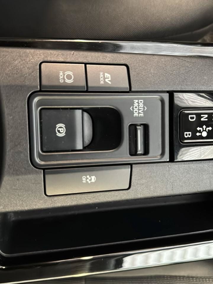 Used 2024 Toyota Prius LE FWD image 17