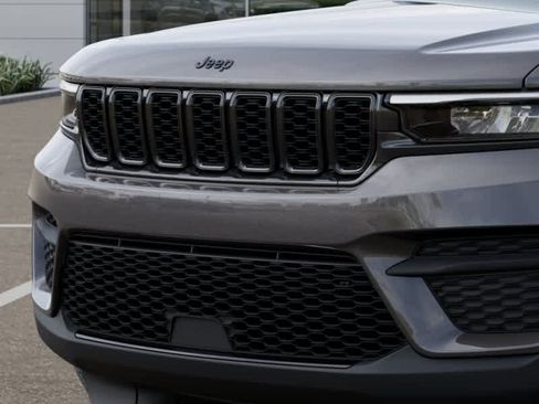 New 2025 Jeep Grand Cherokee Laredo image 11