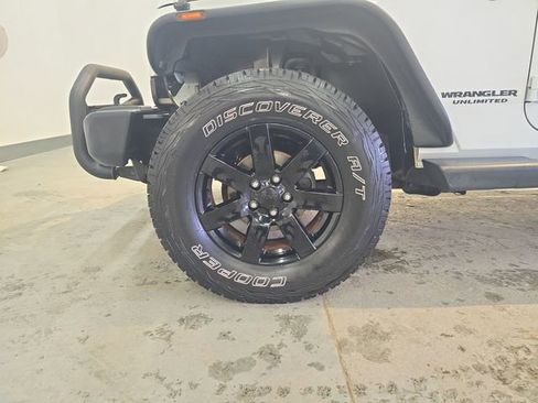 Used 2014 Jeep Wrangler Unlimited Sahara image 28